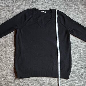 Gap Women’s Black Classic V-Neck Sweater Size S